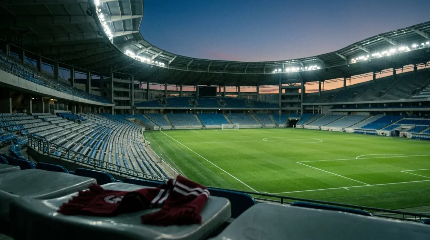 Leeres Fußballstadion in der Dämmerung, Flutlicht an, verlassene Ränge nach Spielschluss