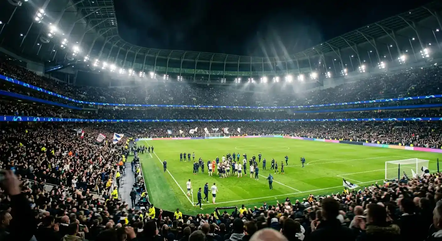 Nächtliches WM-Stadion mit vollen Rängen und hell erleuchtetem Spielfeld nach einem K.o.-Spiel