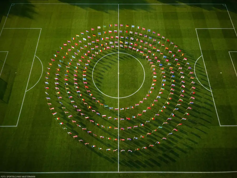 Nationalflaggen der 48 WM-Teilnehmer 2026 auf einem Spielfeld angeordnet