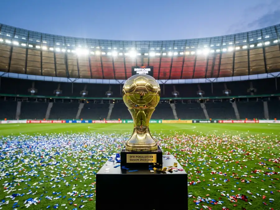 FIFA WM-Pokal 2026 mit den Flaggen der Titelfavoriten Frankreich, Argentinien und Spanien